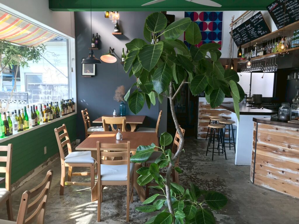 居抜きレストランを若者が集うカフェに 隠岐の島 店舗 リノベーション事例 空き家活用 起業 飲食店 カフェ