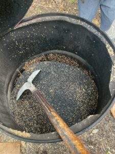 【ゼロコスト断熱】もみ殻燻炭で古民家を暖かく。廃材を活かすゼロウェイストな家づくり もみ殻燻炭 断熱材 DIY 防湿材