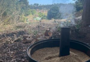 【ゼロコスト断熱】もみ殻燻炭で古民家を暖かく。廃材を活かすゼロウェイストな家づくり もみ殻燻炭 断熱材 DIY