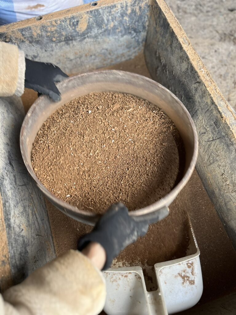 【古民家再生】捨てればゴミ、活かせば資源。解体した土壁を「練り直し」て再利用する方法 土壁 中練り土 再利用 DIY わらすさ